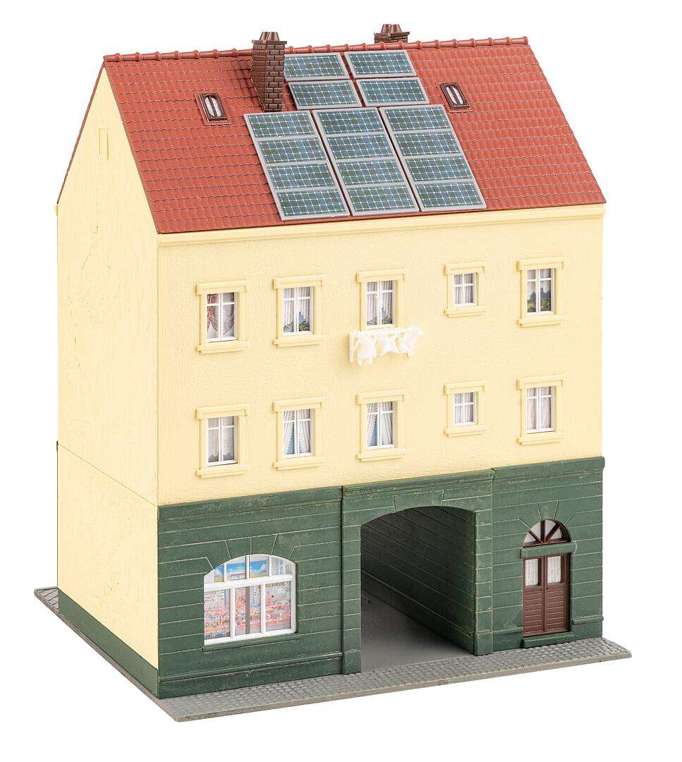 Town house with model-making shop thumbnail 3