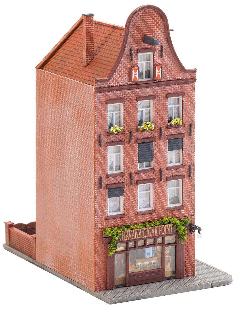 Old town house with cigar shop thumbnail 3