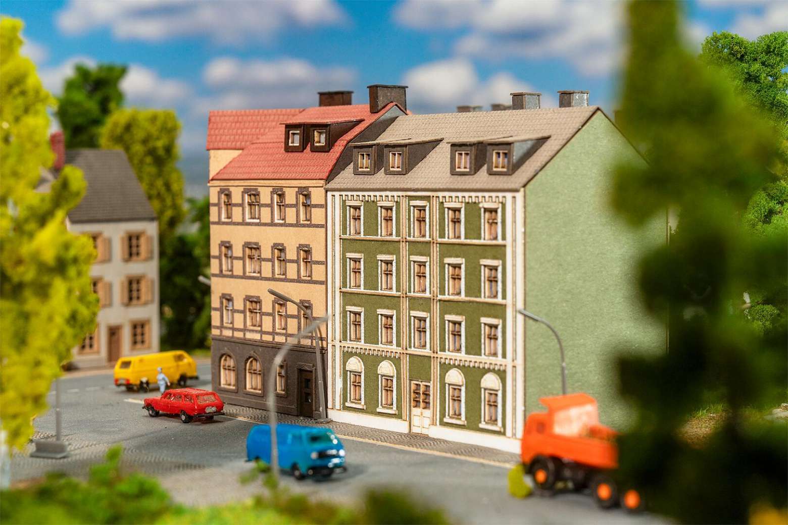 Row of townhouses thumbnail 2