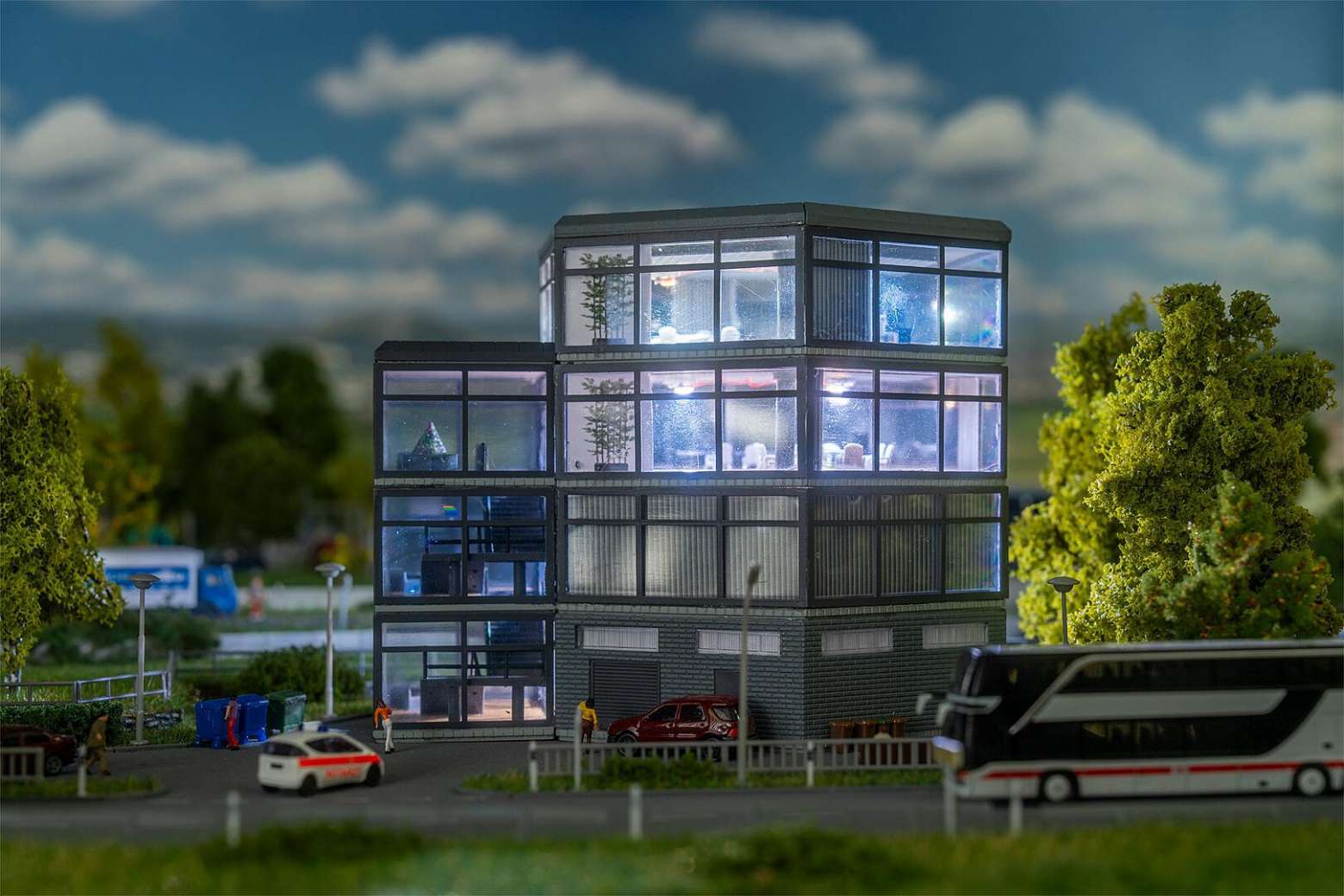 Office high-rise thumbnail 2