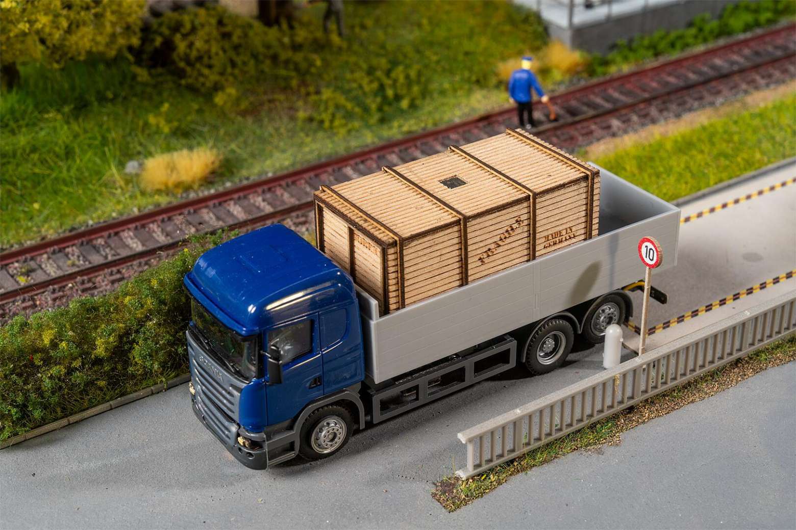 Lorry Scania R 13 HL Platform with wooden crate (HERPA) thumbnail 2