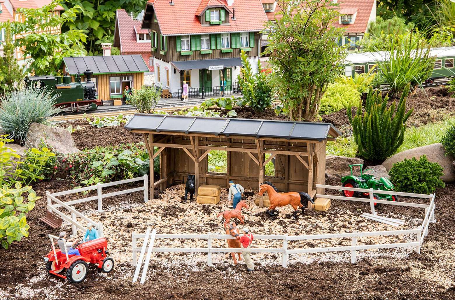 Horse shelter with paddock fence