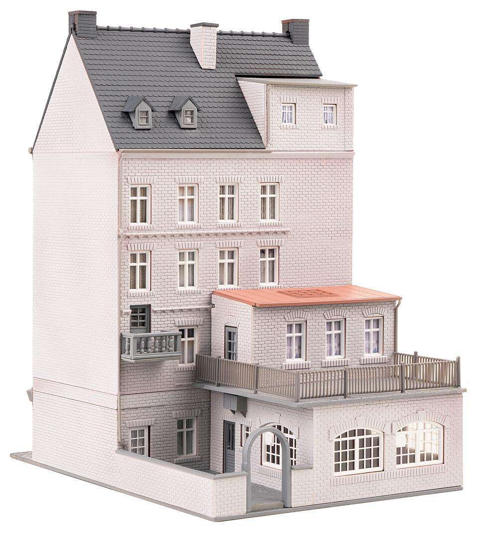 Town house with repair shop thumbnail 2