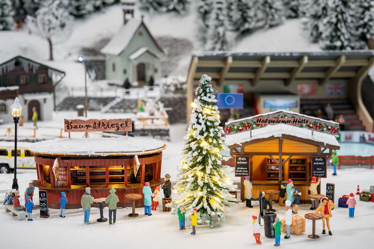 2 Christmas market stalls with illuminated Christmas tree