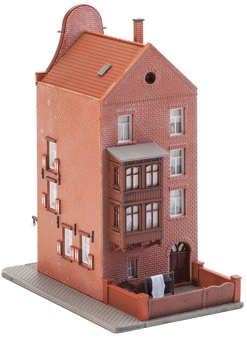 Old town house with cigar shop thumbnail 2