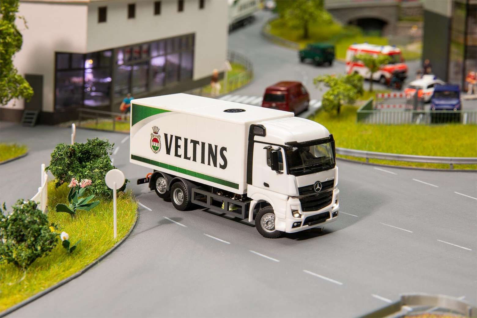 Car System Digital lorry MB Actros Streamspace box body Veltins drinks (HERPA)