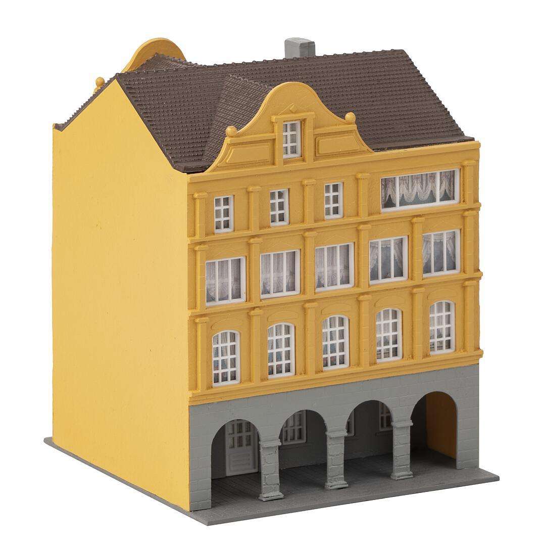 Town house with archways thumbnail 3